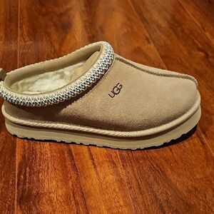 UGG Kids Beige Suede Slip-Ons Platform Tazz Sand Size 5